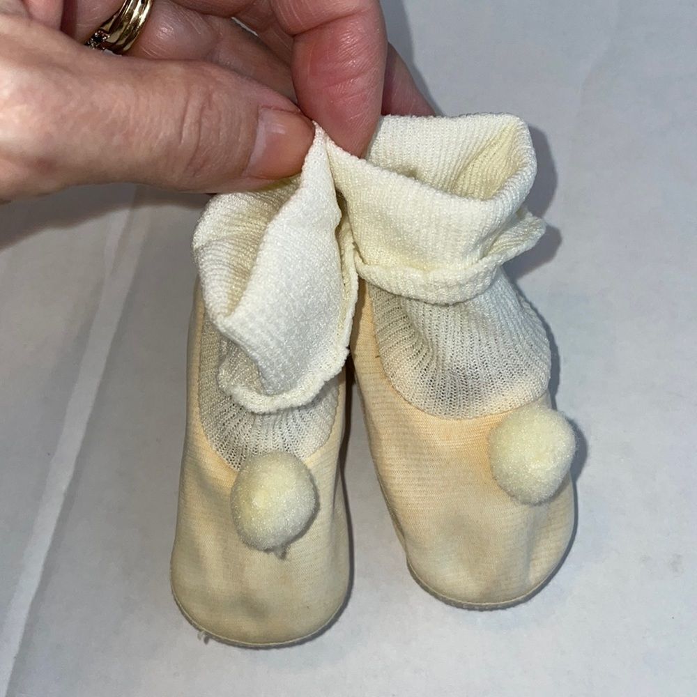 Vtg Baby Deer Shoes‎ cream & white slipper socks with pompom on toe